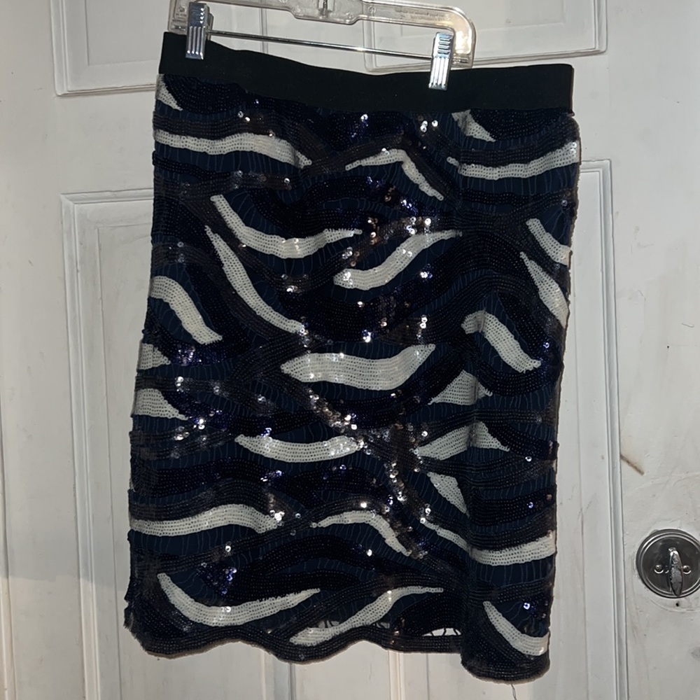 Sequins layered skirt.